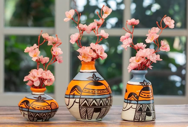 Vas bunga dari bahan tanah liat dengan aksen alam